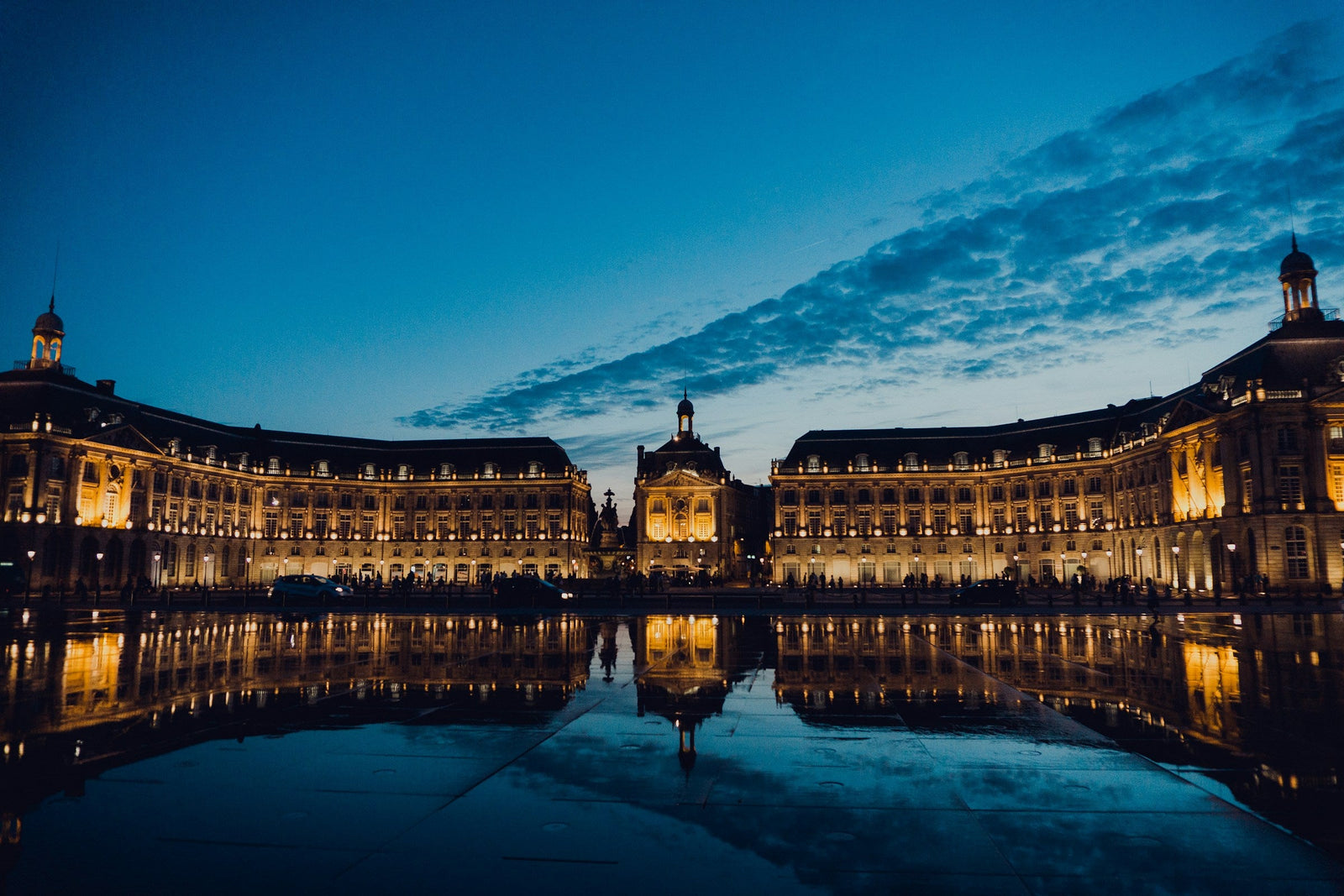 Bordeaux by Night: Safe and Elegant Transport for Your Dinner Reservations