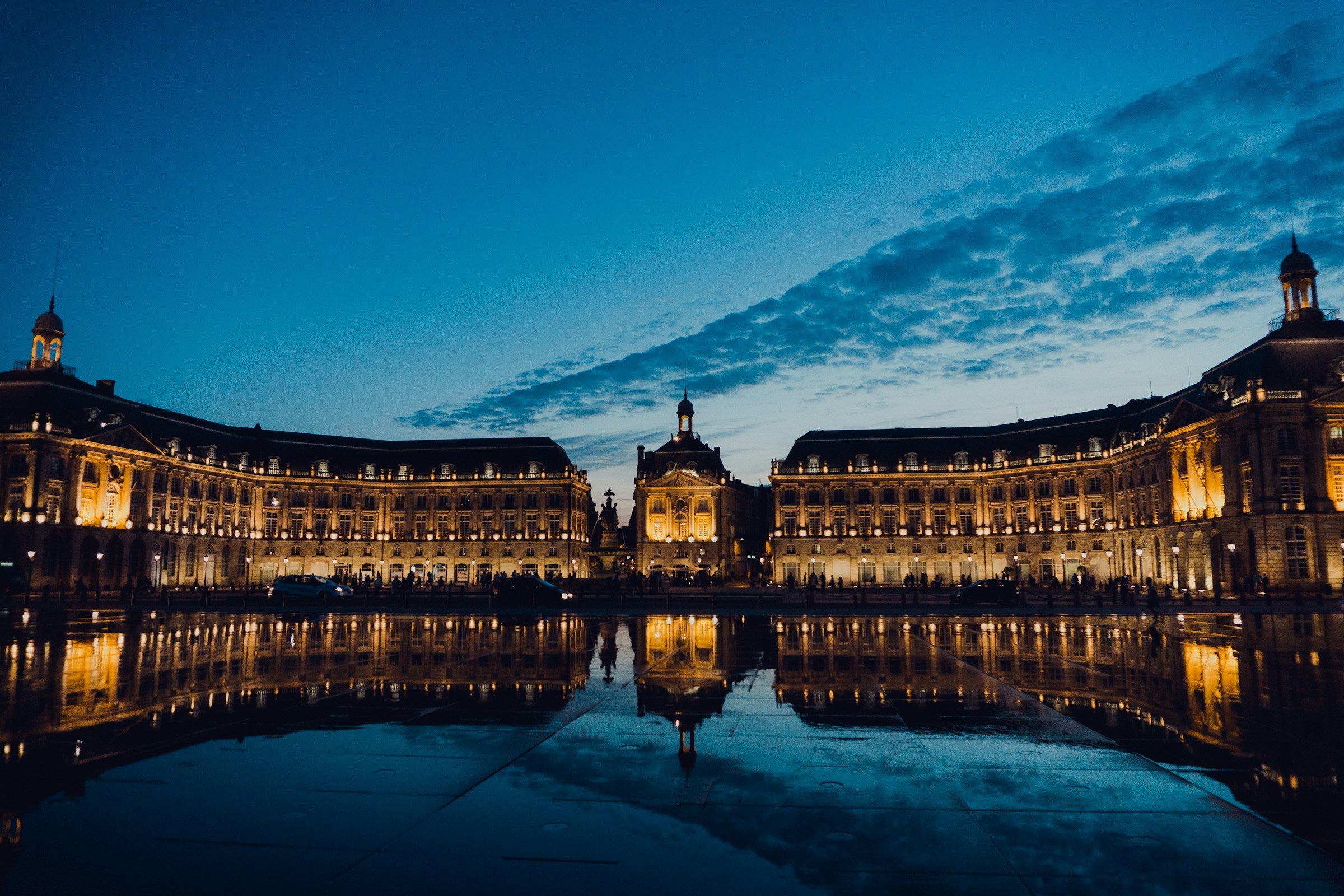 Bordeaux by Night: Safe and Elegant Transport for Your Dinner Reservations