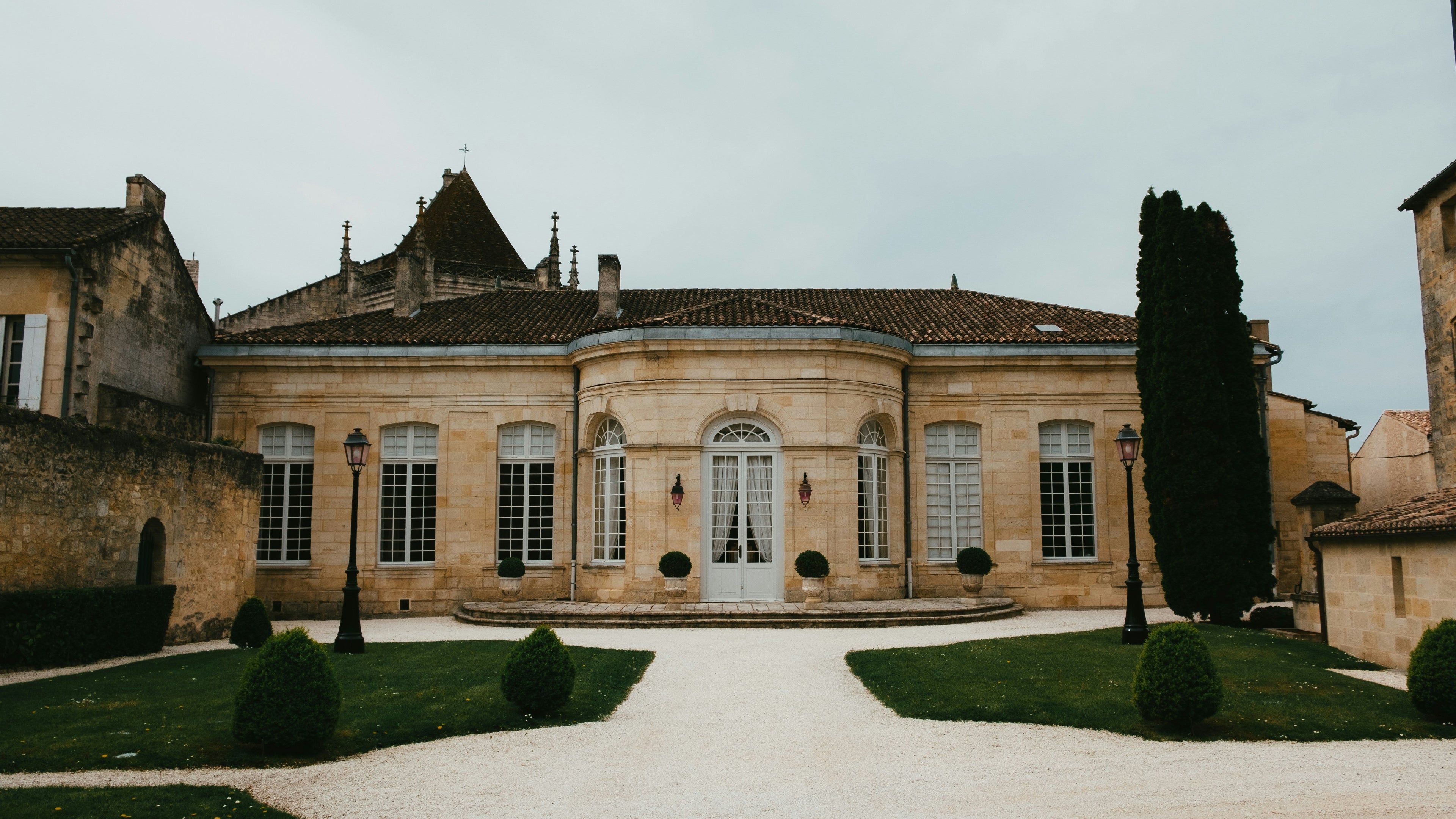 Top 10 Médoc Châteaux with the Best Visitor Experiences (and How to Get There Comfortably)