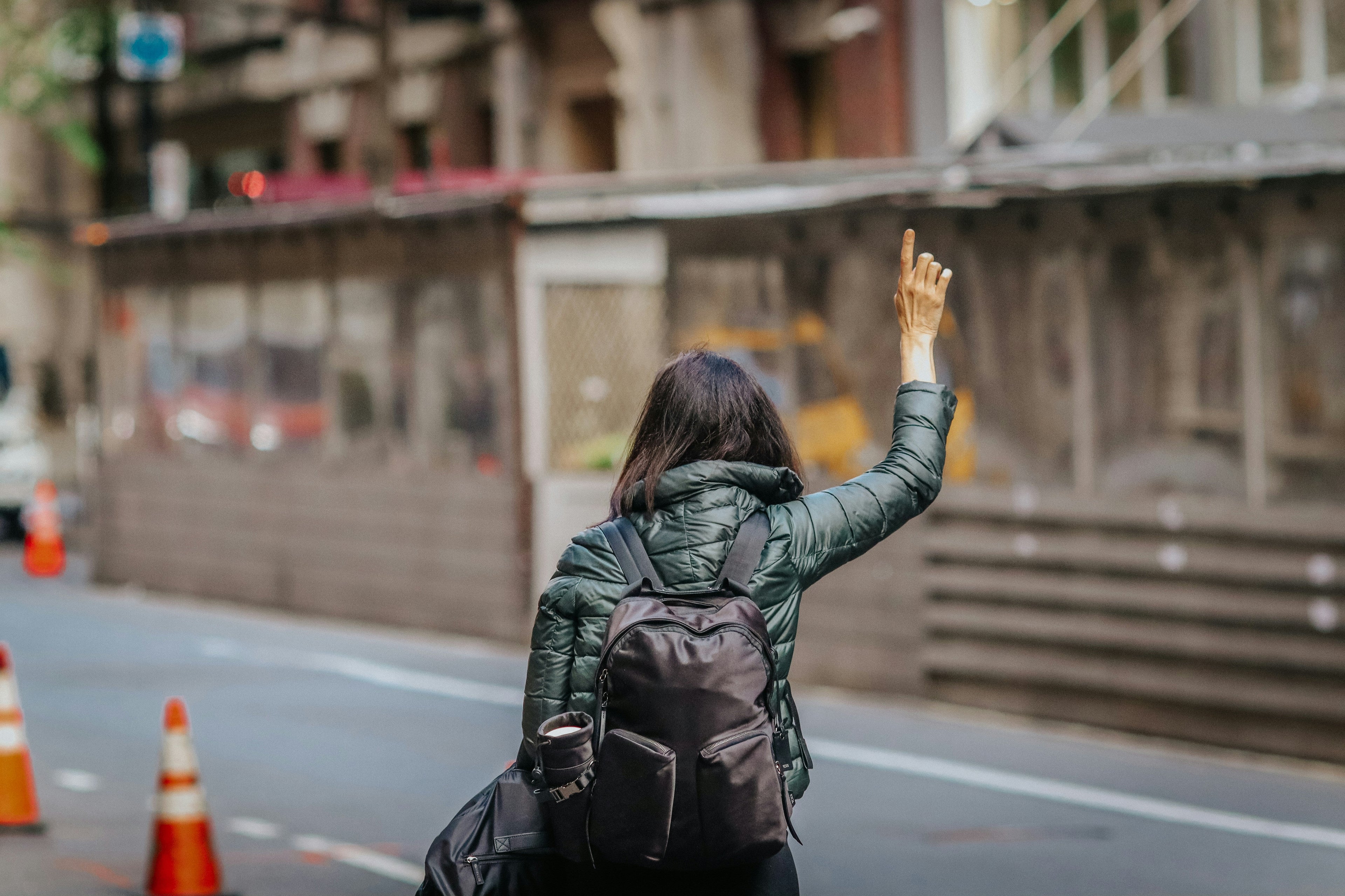 Réserver vs commander à la volée : quelles différences pour votre VTC à Bordeaux ?