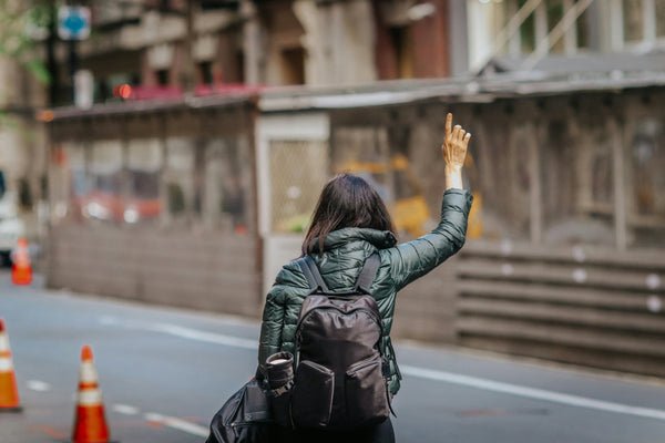 Réserver vs commander à la volée : quelles différences pour votre VTC à Bordeaux ?